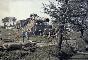 Soldados franceses camuflando un cañón ferroviario de 370 mm con la inscripción Keity, Noyon, Oise, Francia, 5 de septiembre de 1917 (autocromo) de Paul Castelnau